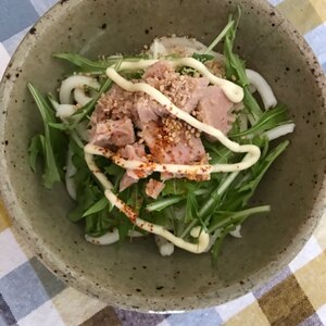 冷凍うどんで簡単♪水菜とツナマヨのごま一味うどん